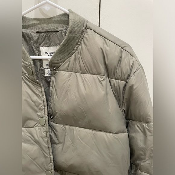 Abercrombie and Fitch Sage Green Puffer Cropped Jacket - Picture 6 of 10